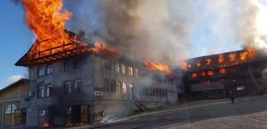 Primele imagini de la incendiul violent de la Mănăstirea Roşiori din Suceava