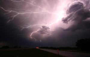 Meteorologii au prelungit avertizarea meteo de ploi torenţiale şi furtuni cu descărcări electrice