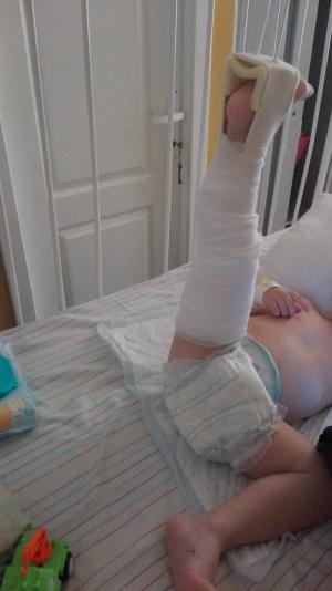 Imagini cutremurătoare de pe patul de spital, cu băieţelul agresat de Romina, fiica cea mare a lui Iosif Rotariu