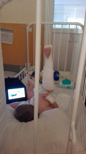 Imagini cutremurătoare de pe patul de spital, cu băieţelul agresat de Romina, fiica cea mare a lui Iosif Rotariu
