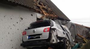 El e şoferul de 21 de ani care a zburat cu 250 de km/h pe acoperişul unei case, în Suceava. Cursa nebună era transmisă live pe facebook