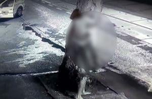Şocant! Mamă bătută cu bestialitate de propriul fiu, pe o stradă din Capitală, nimeni nu intervine. Atenţie, imagini cu puternic impact emoţional (Video)