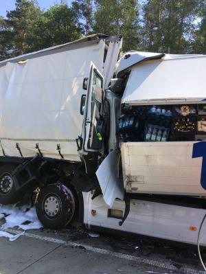 Noi imagini teribile de la accidentul în care un şofer român de TIR a fost strivit în cabină, în Germania. Reacţia furioasă a autorităţilor