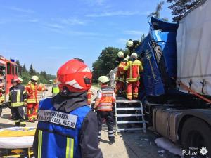 Noi imagini teribile de la accidentul în care un şofer român de TIR a fost strivit în cabină, în Germania. Reacţia furioasă a autorităţilor