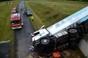 Un şofer român de 24 de ani a căzut cu TIR-ul de pe şosea, în Franţa. Poliţia crede că era cu ochii pe telefon