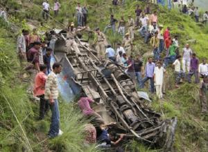Tragedie fără margini în India! 47 de oameni au murit și 11 sunt răniți în urma unui accident rutier (Video)