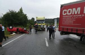 Accident mortal la Plugova, în Caraş Severin. Un autoturism a lovit un TIR şi soţia şoferului a pierit pe loc