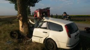Accident cumplit în Teleorman. O maşină s-a rupt în două, şoferul de 33 de ani a murit pe loc (Imagini dramatice)