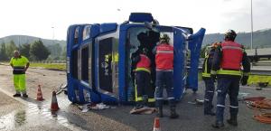 Şoferul român de TIR care a scăpat dintr-un teribil accident lângă Gijon, după ce camionul condus de colegul lui s-a răsturnat, uimit de salvatorii spanioli