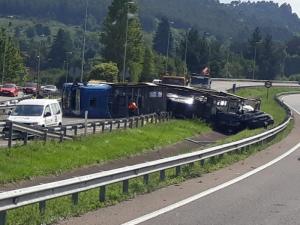 Şoferul român de TIR care a scăpat dintr-un teribil accident lângă Gijon, după ce camionul condus de colegul lui s-a răsturnat, uimit de salvatorii spanioli