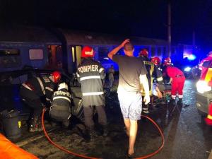 Imagini îngrozitoare! Două maşini s-au izbit în Bistriţa, la Feldru, una dintre ele a fost aruncată în faţa trenului. Trei oameni au rămas încarceraţi (video)