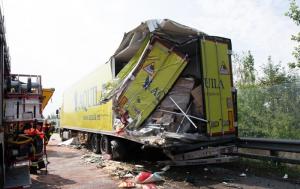 Accident grav cu un TIR românesc, pe o autostradă din Austria. Imagini teribile, după impactul cu un alt camion (video)