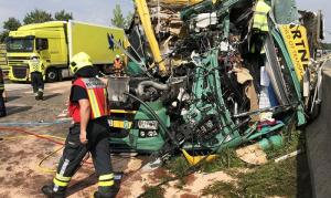 Accident grav cu un TIR românesc, pe o autostradă din Austria. Imagini teribile, după impactul cu un alt camion (video)
