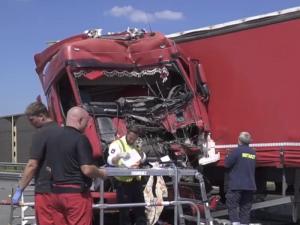 Un şofer român de TIR a murit strivit în cabină, într-un accident teribil în Germania. A intrat cu viteză în alt camion