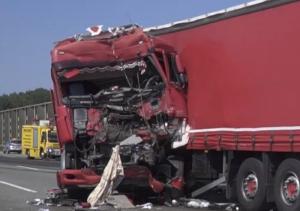 Un şofer român de TIR a murit strivit în cabină, într-un accident teribil în Germania. A intrat cu viteză în alt camion