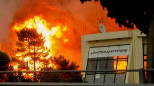 Stare de urgenţă în Grecia! Zeci de oameni au ars de vii, peste 150 au fost răniţi în incendii devastatoare. Turişti străini, posibil printre victime