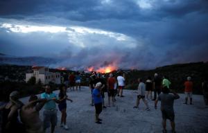 Stare de urgenţă în Grecia! Zeci de oameni au ars de vii, peste 150 au fost răniţi în incendii devastatoare. Turişti străini, posibil printre victime