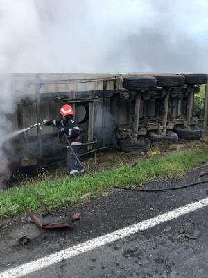 Accident mortal în Ialomiţa. Un camion a luat foc după un impact devastator cu o maşină, lângă Popasul Chirana