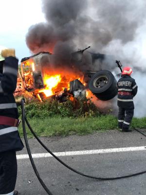 Accident mortal în Ialomiţa. Un camion a luat foc după un impact devastator cu o maşină, lângă Popasul Chirana