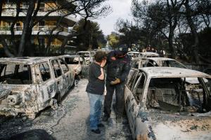 Trei zile de doliu naţional în Grecia. 74 de oameni carbonizaţi, 200 de răniţi, 25 dispăruţi. Premierul Tsipras lansează o ipoteză şocantă (Video)