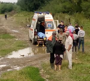 Un bărbat din Bacău și o femeie din Suceava au murit după ce au căzut în apele învolburate ale unor pârăuri (Video)