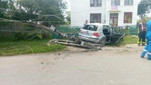 O maşină plină cu copii s-a izbit de un stâlp, în Dâmboviţa. Se pare că la volan era un băiat de 12 ani! (Imagini dramatice)
