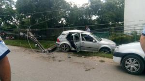 O maşină plină cu copii s-a izbit de un stâlp, în Dâmboviţa. Se pare că la volan era un băiat de 12 ani! (Imagini dramatice)