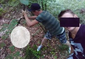 Doi tineri din Botoșani ar fi ucis cu bâta un pui de căprioară, apoi și-au făcut selfie cu animalul mort