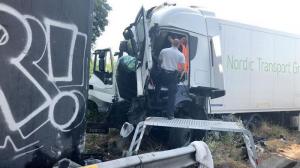 Un şofer român de TIR a fost aruncat prin parbriz, după ce s-a izbit de un picior de pod, pe o autostradă din Belgia