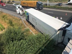 Un şofer român de TIR a fost aruncat prin parbriz, după ce s-a izbit de un picior de pod, pe o autostradă din Belgia