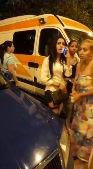 Prima reacţie a scriitoarei bătute în ambulanţă, bănuită că fură copii: "O femeie a stins ţigara pe obrazul meu" (Video)