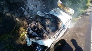 Accident teribil la Săcămaş, în Hunedoara, din vina unui şofer de 19 ani. O maşină a ars, doi copii printre victime. Imagini îngrozitoare