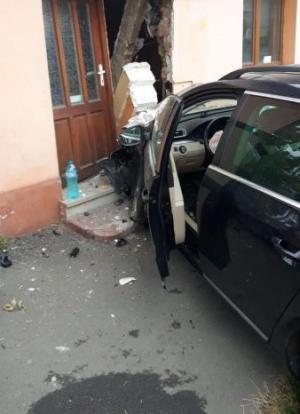 Accident la Arad, un Audi a spulberat un Volkswagen, pe care l-a proiectat într-o casă