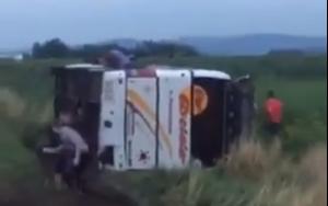 Autocar cu peste 40 de copii, răsturnat în Suceava. Plan roșu de intervenție decretat de autorități