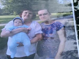 Lacrimi şi multă durere la căpătâiul celor trei morți din Bălești. Poliţista, mama ei şi copilul, conduşi pe ultimul drum (Video)