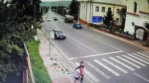 Video cu momentul în care fetiţa este spulberată pe trecere de BMW-ul condus de un şef al Direcţiei Silvice Suceava