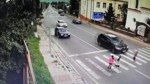 Video cu momentul în care fetiţa este spulberată pe trecere de BMW-ul condus de un şef al Direcţiei Silvice Suceava