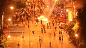 Ciocniri violente la protestul din Piaţa Victoriei. Doi jandarmi au fost bătuţi, protestatarii dispersați cu tunuri cu apă
