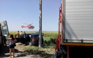 Accident teribil la Sabangia, în Tulcea. Două fetiţe de 12 ani rănite grav, după ce o şoferiţă a intrat cu maşina într-un cap de pod