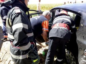 Accident teribil la Sabangia, în Tulcea. Două fetiţe de 12 ani rănite grav, după ce o şoferiţă a intrat cu maşina într-un cap de pod