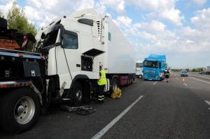 Moarte cumplită pentru un român care repara un camion, pe o autostradă din Spania. A fost lovit în plin de un alt TIR
