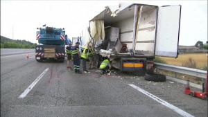 Moarte cumplită pentru un român care repara un camion, pe o autostradă din Spania. A fost lovit în plin de un alt TIR