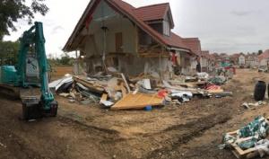 Noi acuzații la adresa românului care a distrus 5 case la Londra. Supărat că a fost concediat, Daniel ar fi plecat de pe șantier cu un excavator