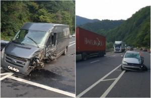 Accident cu patru autovehicule pe Valea Oltului. Un microbuz a intrat pe contrasens și a proiectat o mașină în două TIR-uri (Video)