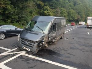 Accident cu patru autovehicule pe Valea Oltului. Un microbuz a intrat pe contrasens și a proiectat o mașină în două TIR-uri (Video)