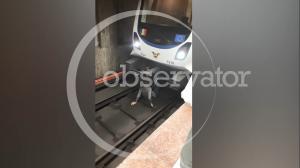 Exclusiv. Video cu tânărul de la metrou, care a încercat să se sinucidă. A ieşit singur de sub tren