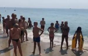 Imagini emoționante în Italia! Oamenii veniți la plajă au ținut un minut de reculegere pentru victimele de pe podul Morandi (Video)