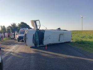 Primele imagini de la accidentul cu 12 victime de la Pogoanele, Buzău. Tractorul s-a rupt în două, după ce s-a lovit cu un microbuz