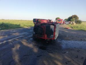 Primele imagini de la accidentul cu 12 victime de la Pogoanele, Buzău. Tractorul s-a rupt în două, după ce s-a lovit cu un microbuz