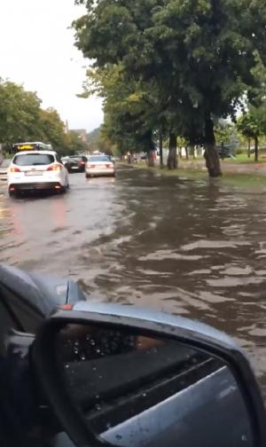 O furtună a făcut ravagii în Râmnicu Vâlcea! Copaci doborâți, străzi inundate, trafic pe calea ferată întrerupt (Video)